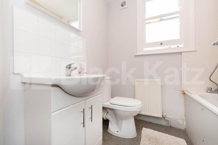 Large 6 bedroom house with 2 bathrooms and close to Archway Station Parolles Road, Archway